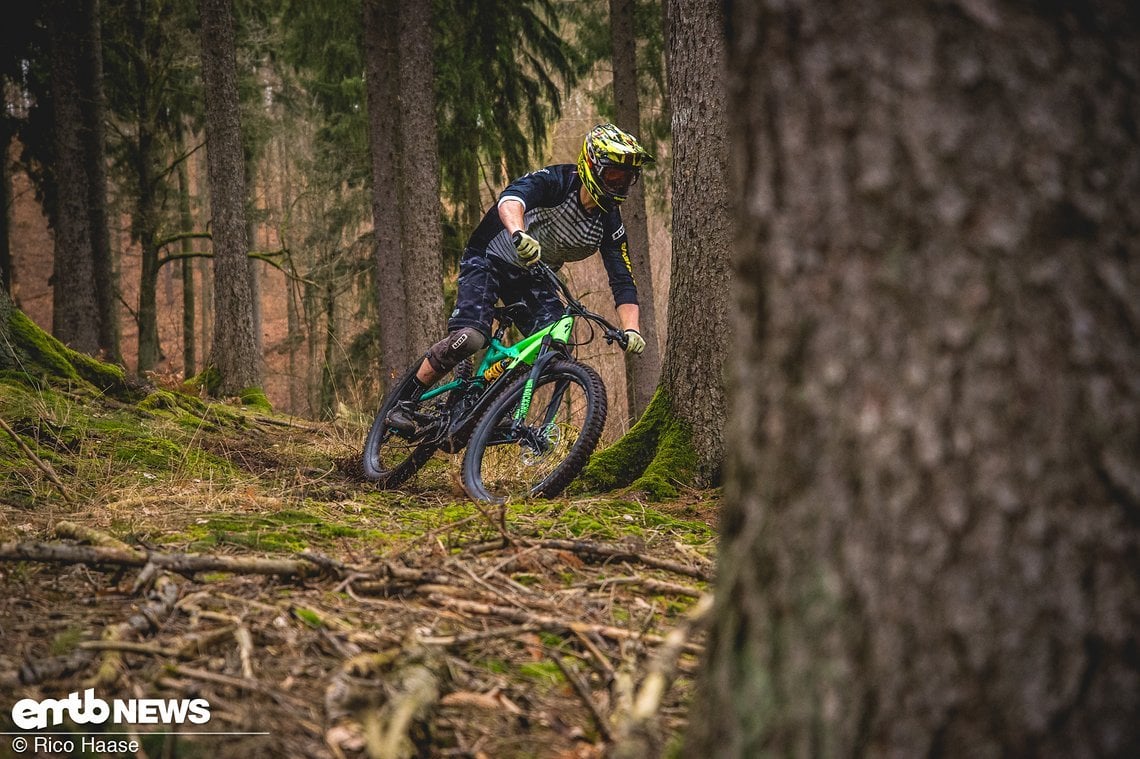 Die Reifen bieten viel Grip, auch wenn der Waldboden nass und teilweise rutschig ist