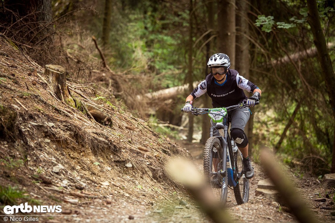 Martina Wunderle von der Haibike eNDUROcrew2018 fokussiert den Trail