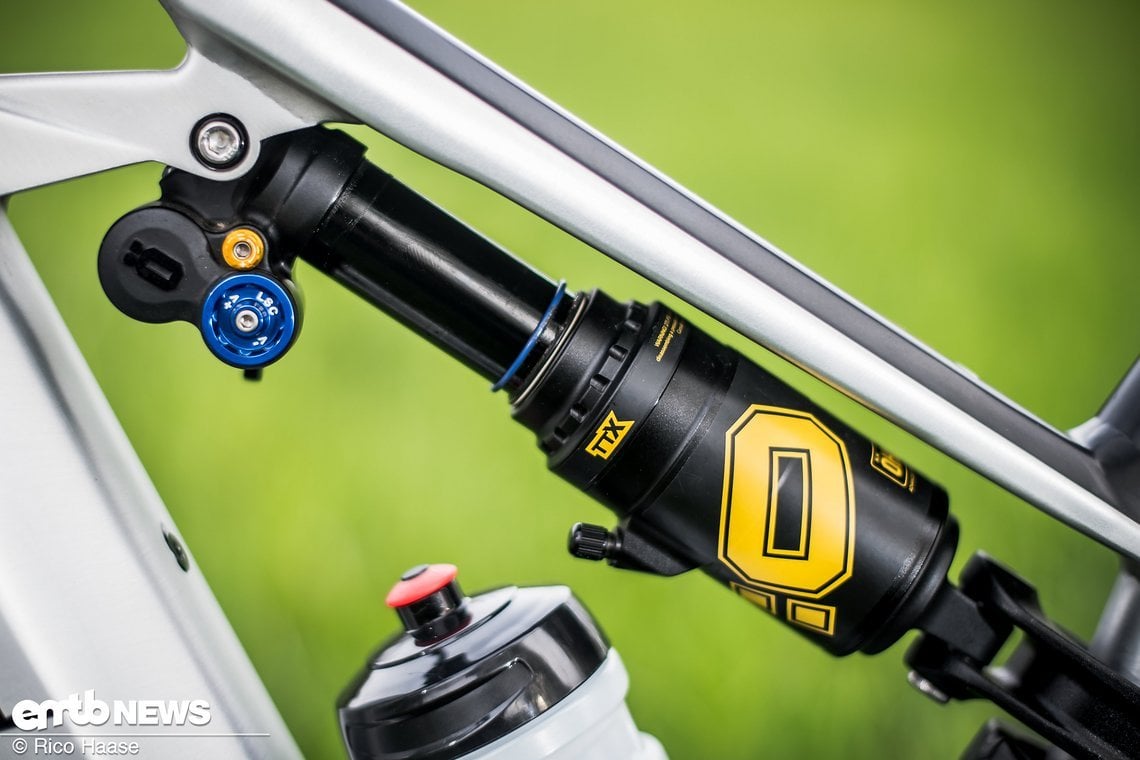 Der Öhlins TTX Air-Dämpfer gibt im Heck satte 170 mm Federweg frei.