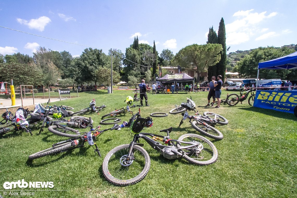 Die Bikes warteten auf ihre Ladung