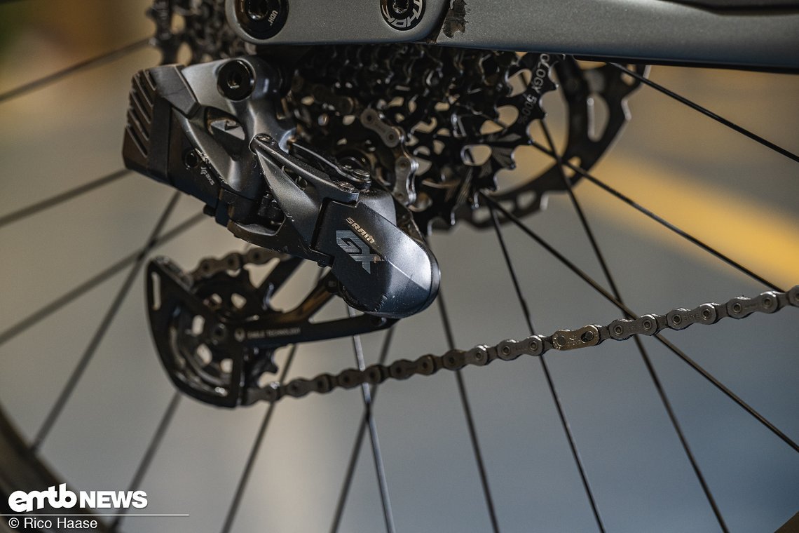 Geschaltet wird mit einer SRAM GX AXS Eagle.