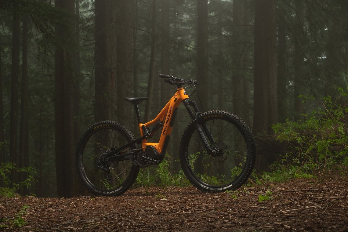 Rocky Mountain Reaper Powerplay das Kinder E-MTB lehnt sich im Design sichtlich an die Altitudes der letzten Generation an.