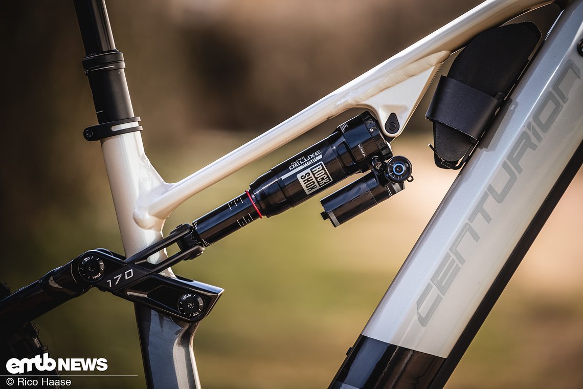Am Heck werden die 170 mm Federweg von einem RockShox Super Deluxe Ultimate verwaltet.