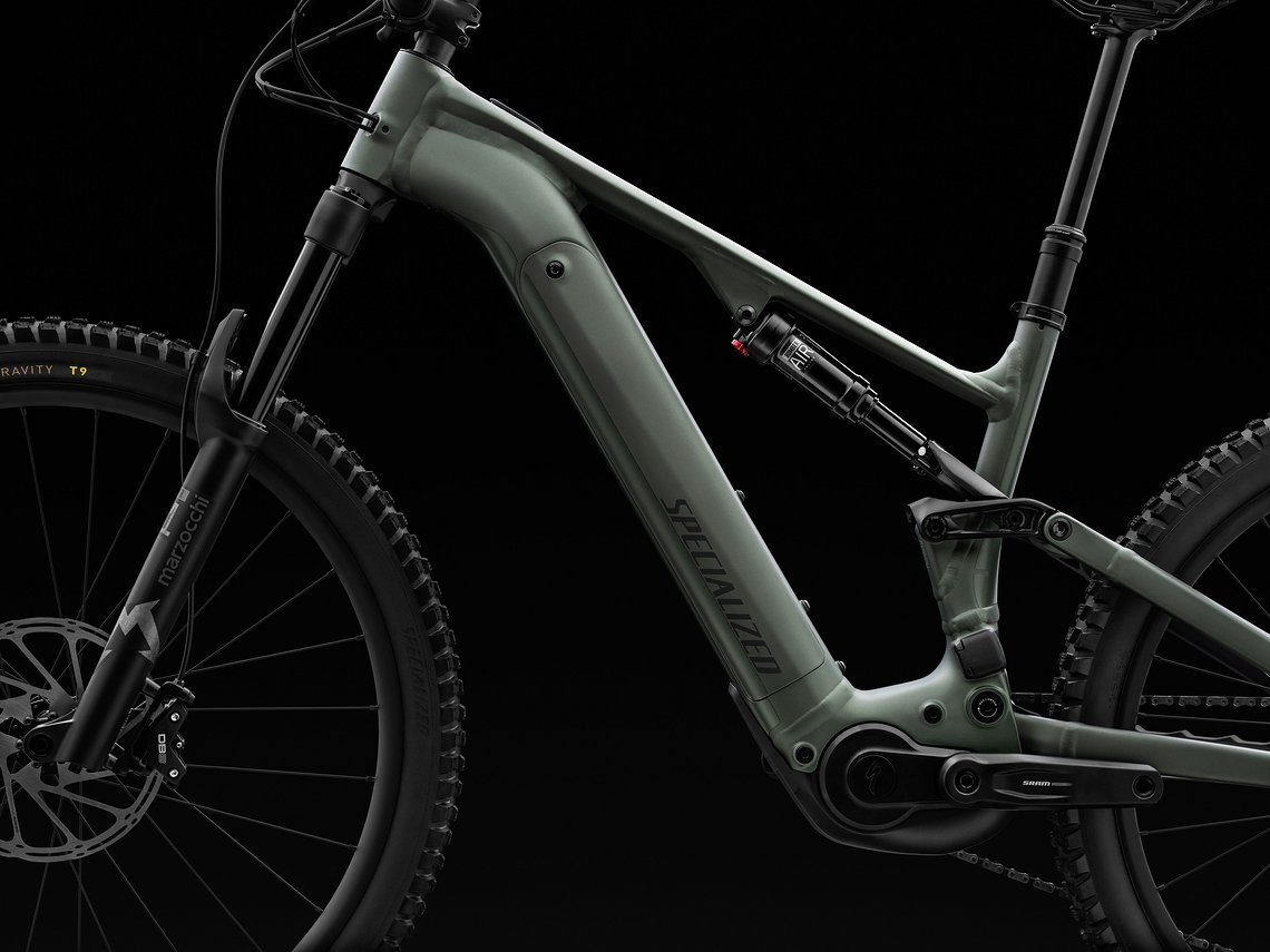 840 Wh verstecken sich im Unterrohr des Turbo Levo 4 Alloy, kombiniert mit dem Specialized 3.1 Motor mit 666 W Spitze und 101 Nm.