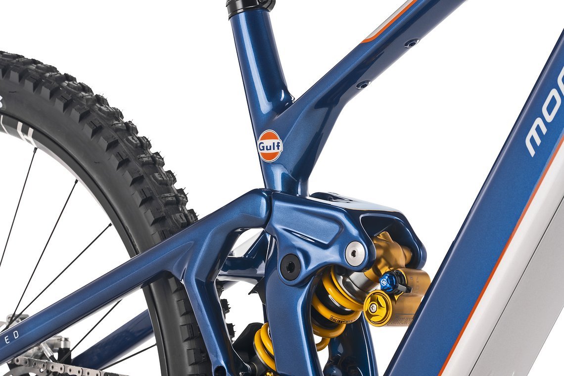 Das Mondraker Crafty präsentiert stolz seine handgefertigte Gulf-Lackierung.