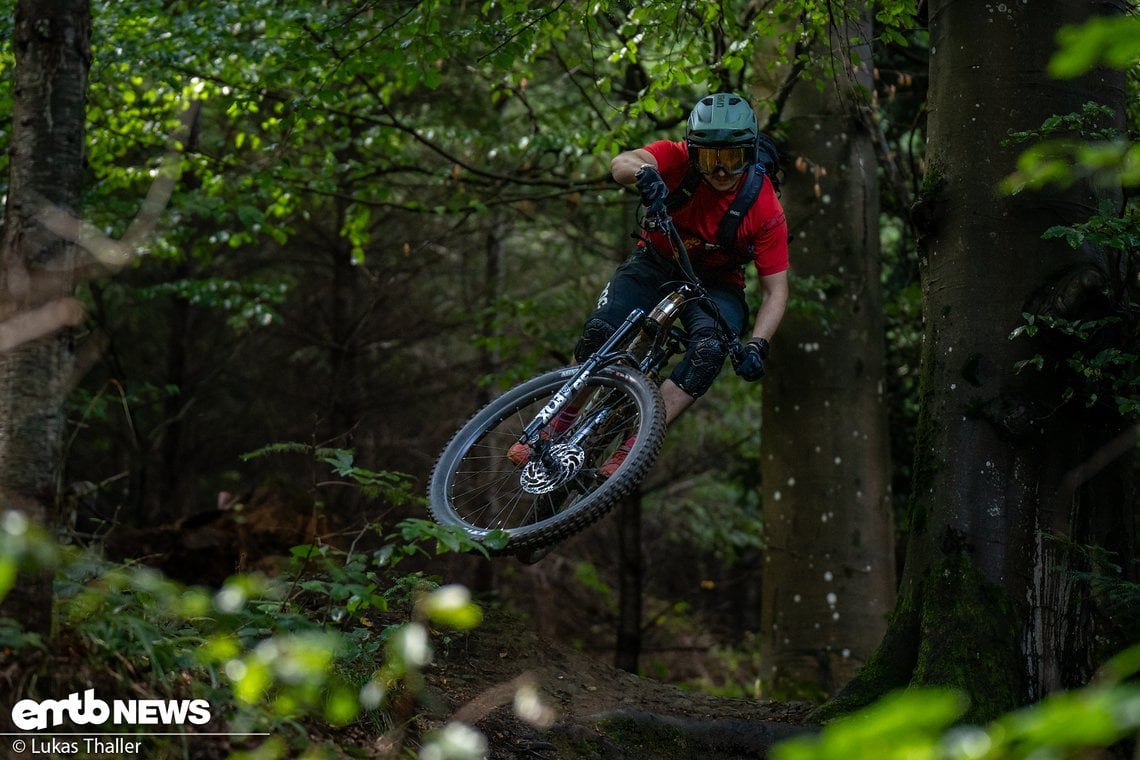 Das agile E-Trailbike liegt handlich in der Luft und lädt zum Spielen ein