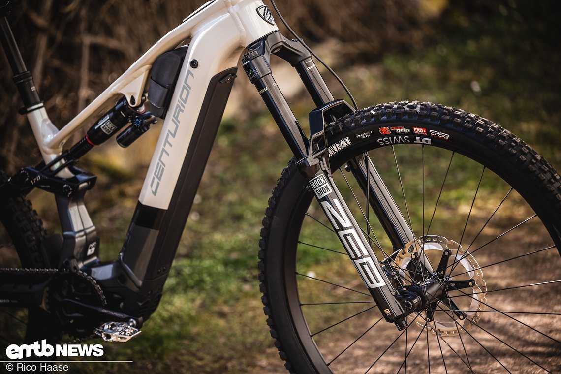 An der Front ist eine RockShox Zeb Ultimate mit 170 mm Federweg verbaut.