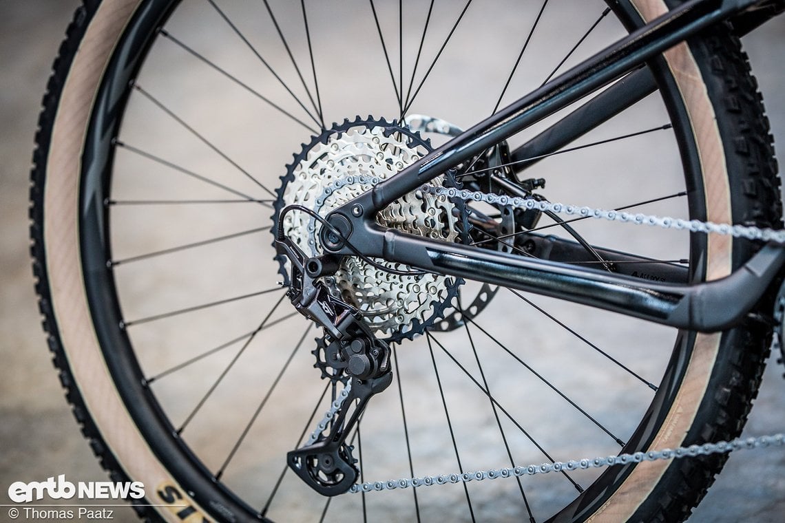 Die 12 Gänge werden von einem Shimano XT-Schaltwerk und passendem Shifter gewechselt