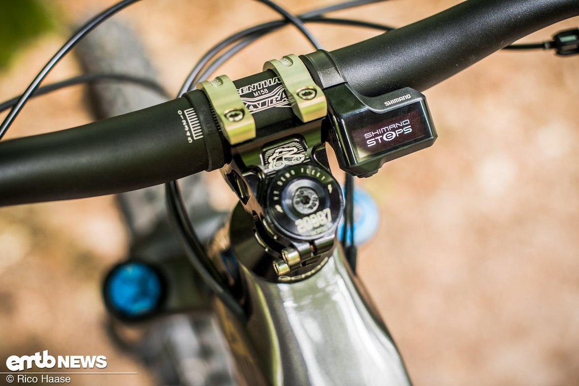 Das Shimano E7000 ist einfarbig und noch etwas kompakter als das Farbdisplay