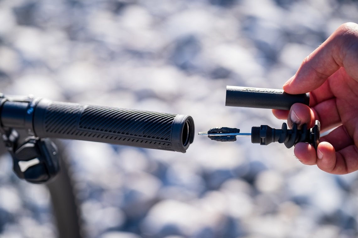 Falls Julian mal einen Platten hat: im Lenker steckt ein IS Tubeless-Werkzeug, ebenfalls von Syncros.