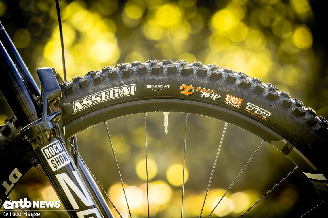 Auch bei den Reifen macht Merida alles richtig – Maxxis Assegai & DHR2.