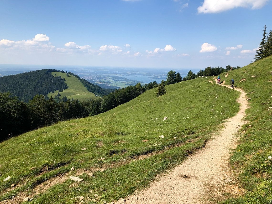 Nicht zu überbieten – am oberen Reitweg fährt man in Infinity Perspektive direkt in den Chiemsee hinein