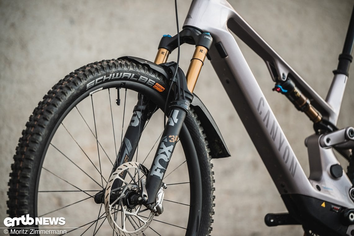 Die Fox 34 ist eine hervorragende Gabel, jedoch ist sie im E-MTB etwas unterdimensioniert, zumal sie hier in Fit4 Ausführung verbaut ist.