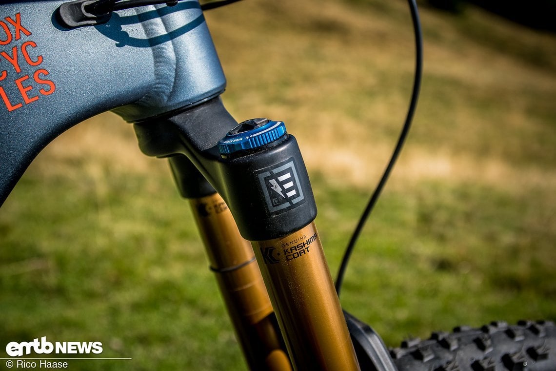 ... an der Front eine massive – E-Bike optimized – Fox 36-Fork ihre Dienste verrichtet und auch den ruppigsten Trail einebnet