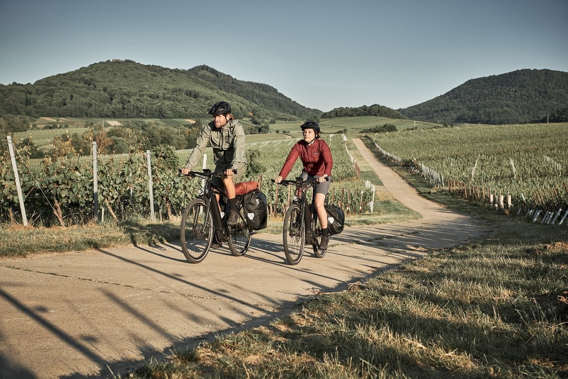 Mit seinen komfortablen Fahreigenschaften und integriertem Zubehör wie Beleuchtung, Schutzblechen und einem Gepäckträger ist das Explore E+ Pro ein smartes, spaßiges Bike für Fahrten in der Stadt.