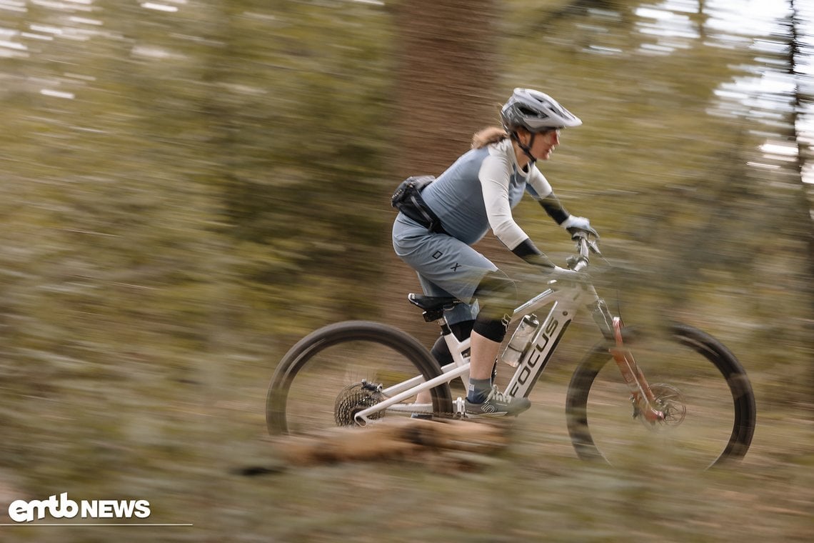 Steffie Teltscher – amtierende deutsche E-Bike-Meisterin und werdende Mama – heizt gern mit ihrem Focus Jam² über die Trails