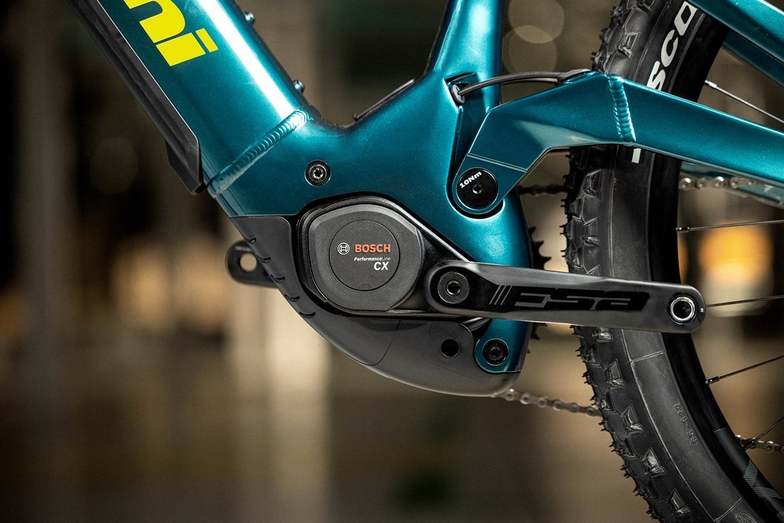 Verbaut wurden der Bosch Performance CX mit jetzt bis zu 100 Nm und eine ins Unterrohr integrierte Powertube mit 800 Wh Kapazität, die durch einen 250 Wh Ranger-Extender erweitert werden kann.