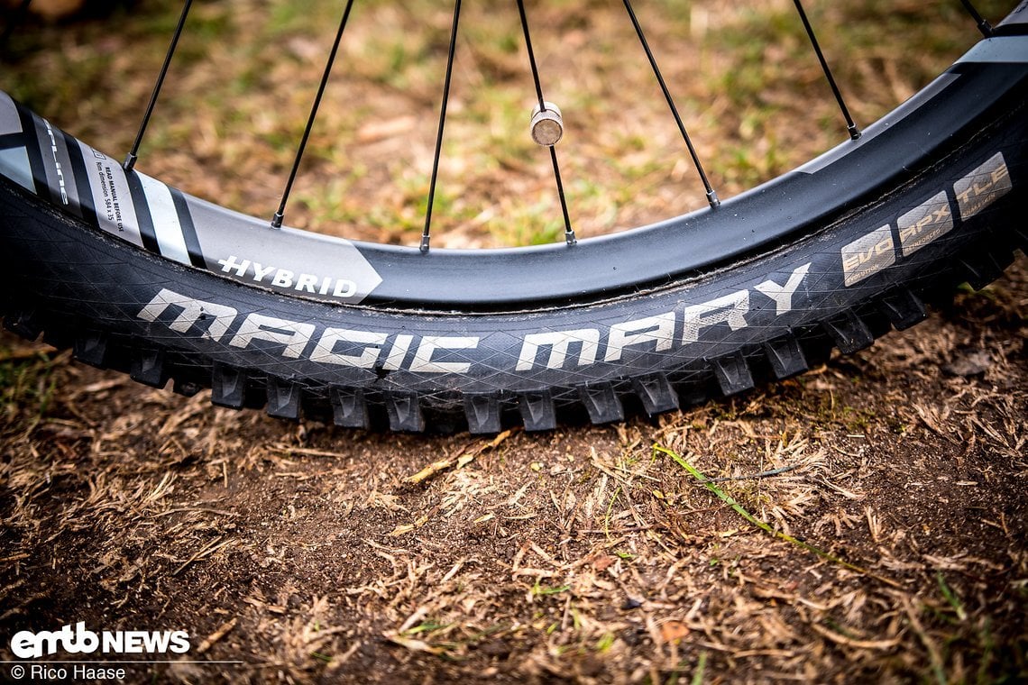 Auf dem Hinterrad wurde ein Schwalbe Magic Mary in 2,6" Breite montiert