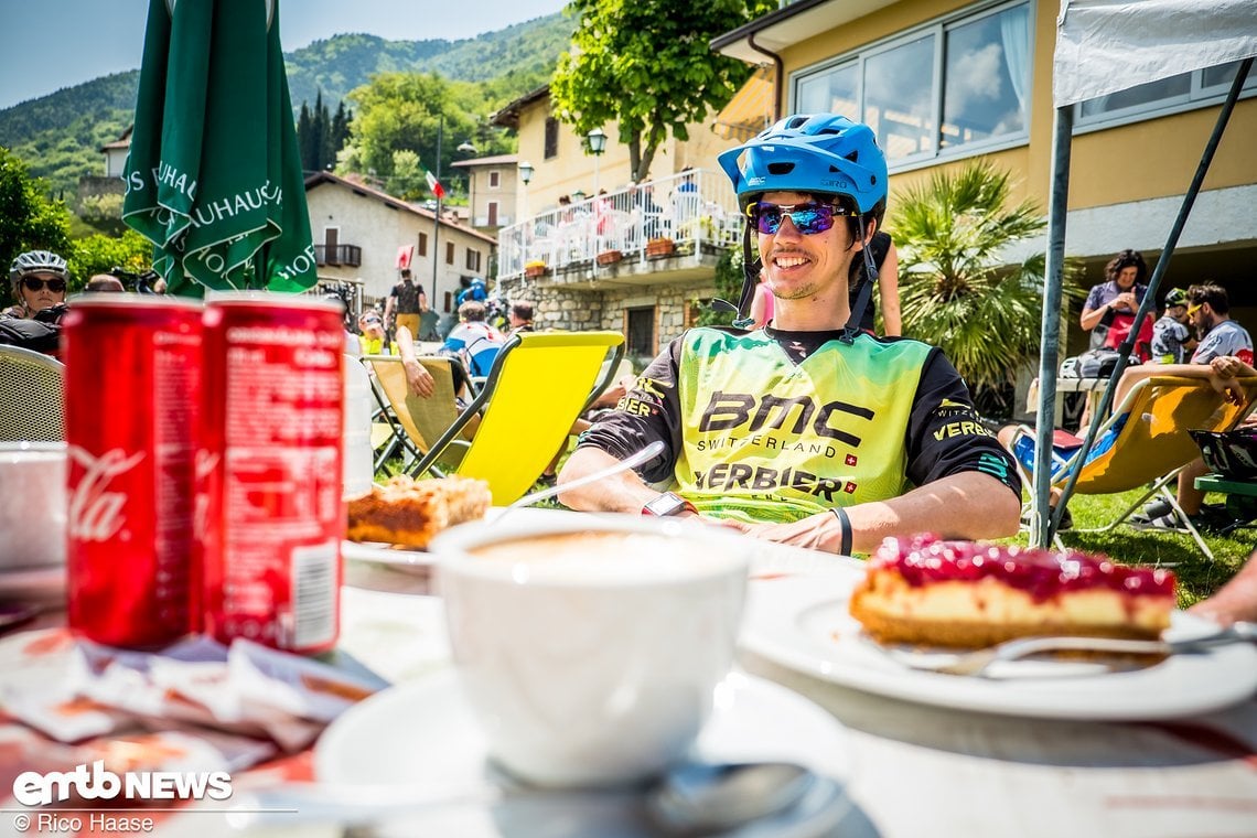 Nach dem Uphill gab es erst einmal Cola, Kuchen, Cappuccino und Sonne