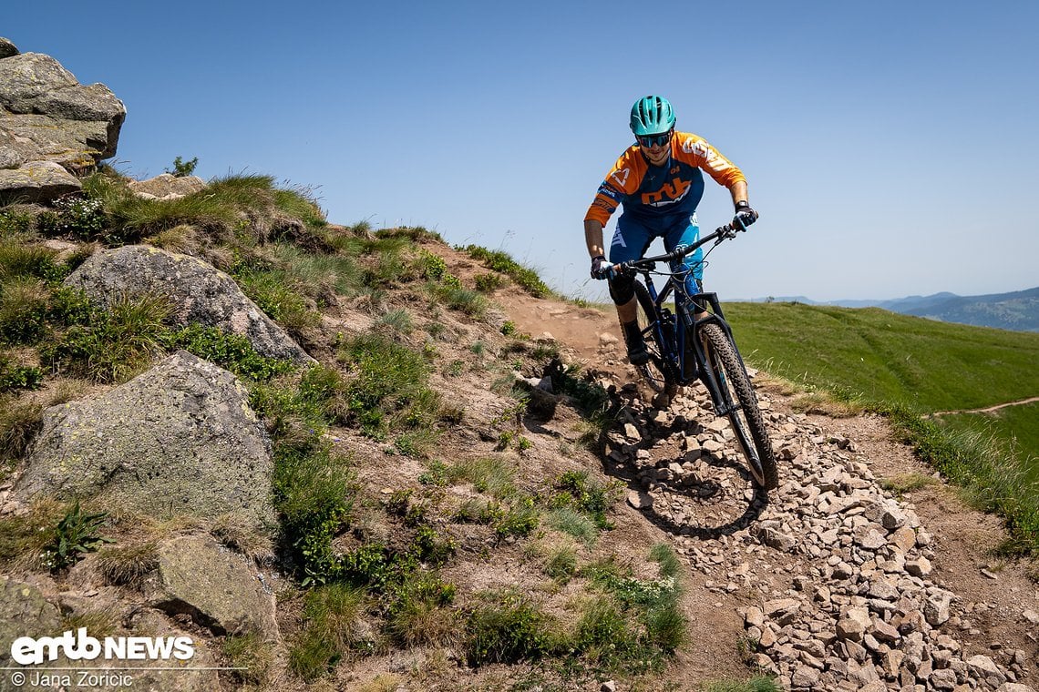 Auch alpineres Gelände und Hinterrad versetzen gelingen mit dem E-Bike aus Stuttgart ...