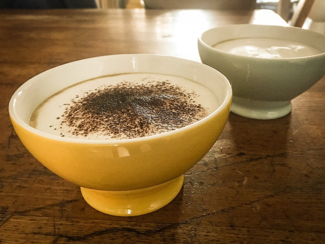 Jan trinkt seinen Milchkaffee gern aus einer großen Schale