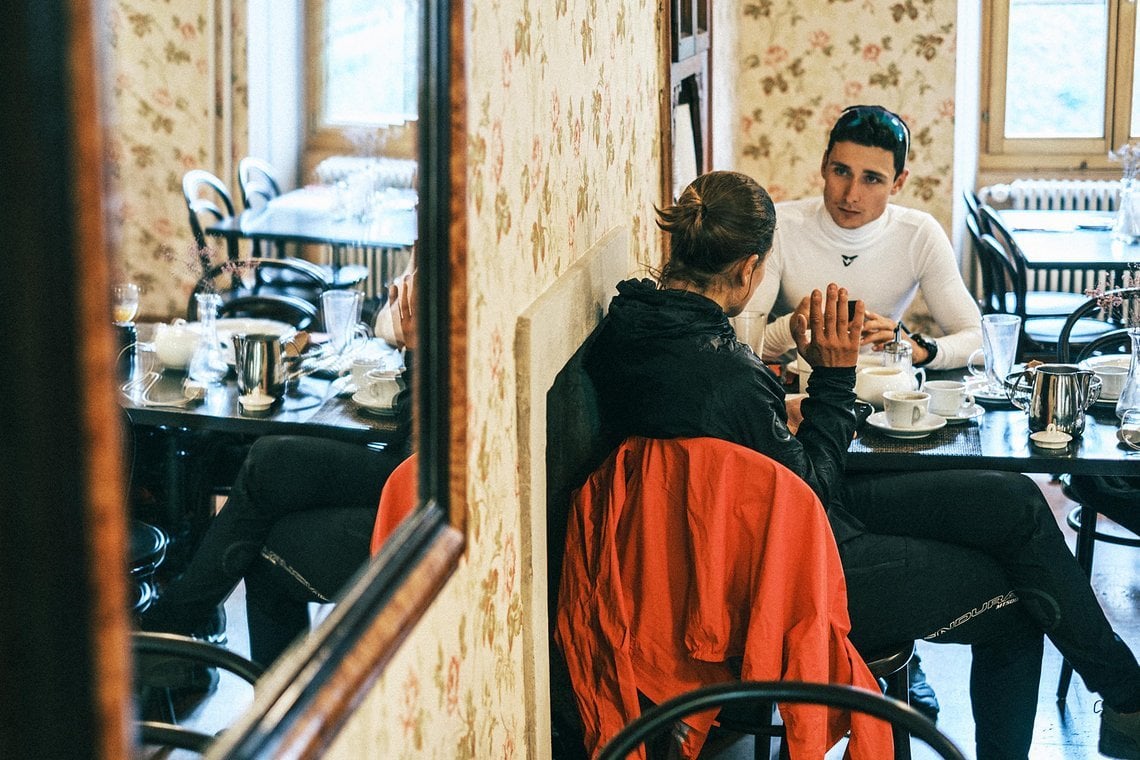 Frühstücken und warten bis die Batterien geladen sind. Unser Ziel: 90min Pause