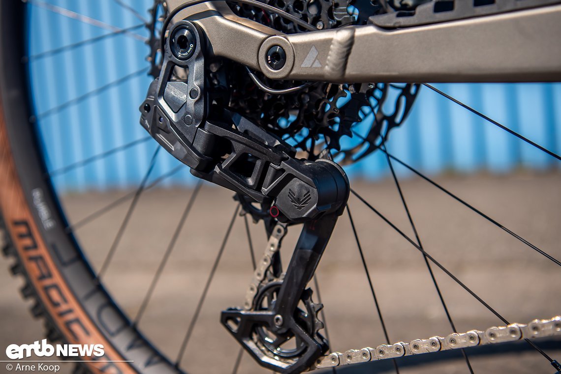 Geschaltet wird mit einem SRAM AXS Transmission-Schaltwerk.