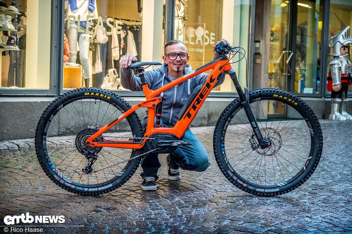 Stolz zeigt uns Friso sein umgebautes Trek Powerfly