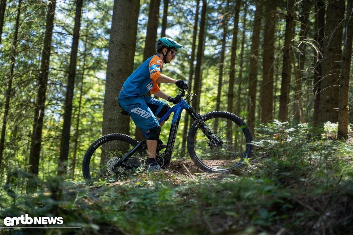 Im Uphill überzeugt das Moustache Samedi Trail mit einer zentralen Sitzposition ...