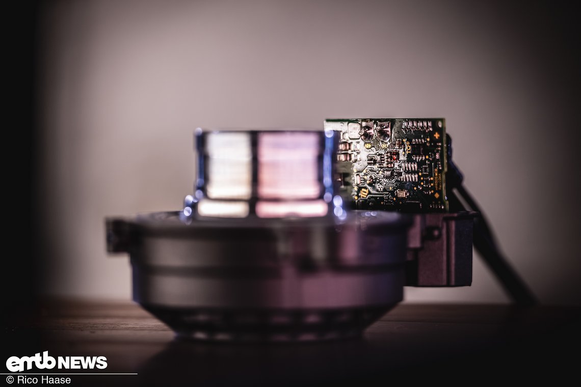 Darum ist die Platine mit der gesamten elektronischen Steuerung auch recht klein und kompakt.