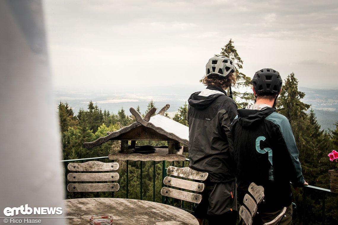 Peter und Wastl schauen noch etwas in die Ferne und genießen den Ausblick