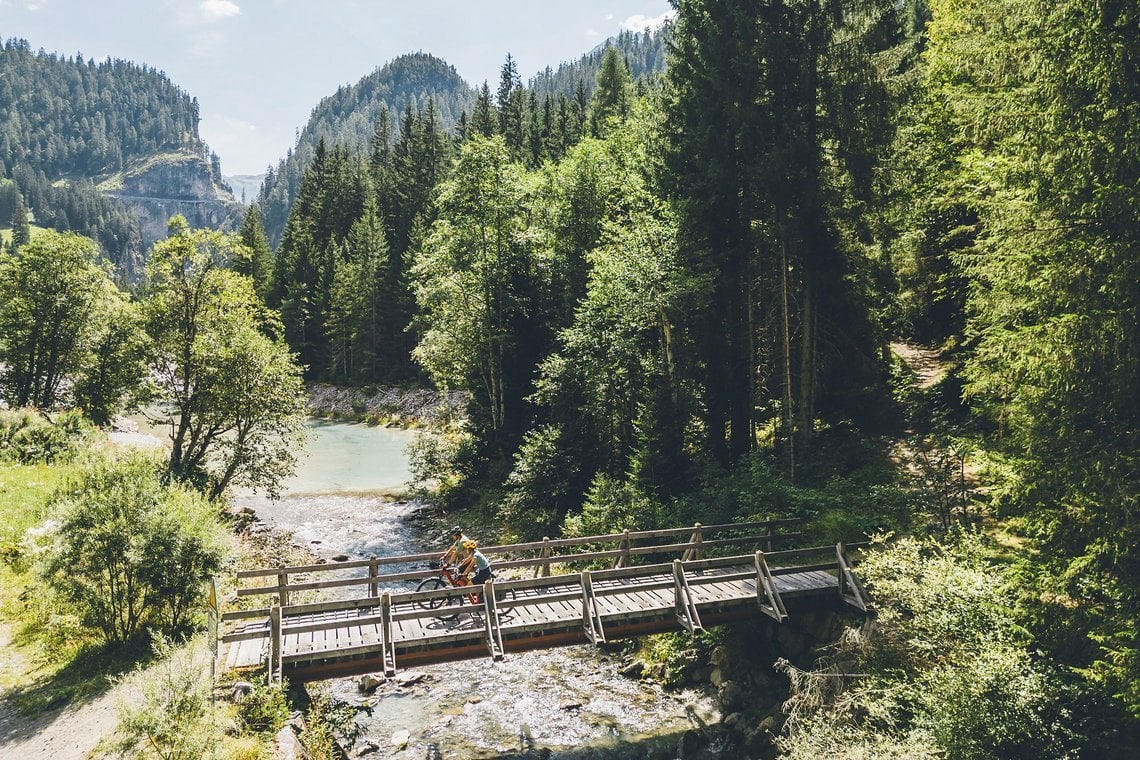 Albula Tal mit der Passtrasse im Hintergrund