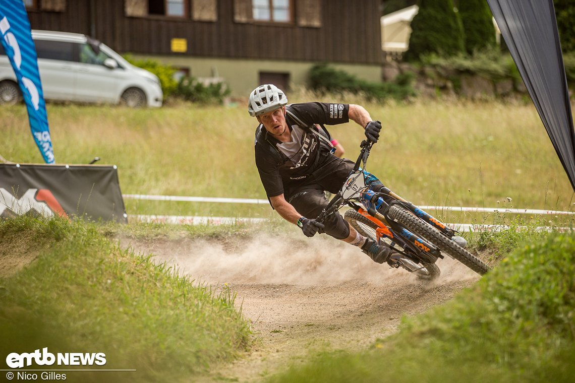 Benny ballert durch den Dualslalom