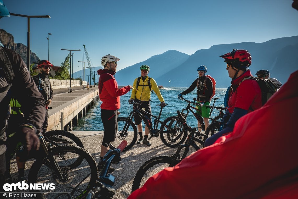 Maxi, unser Tourguide, gibt erste Anweisungen.