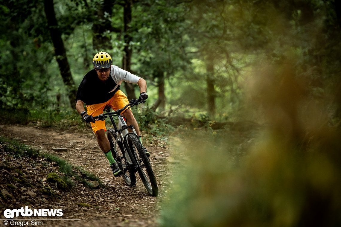 Bei schnellen Kurven geht das E-MTB schön mit und lässt sich gutmütig kontrollieren.