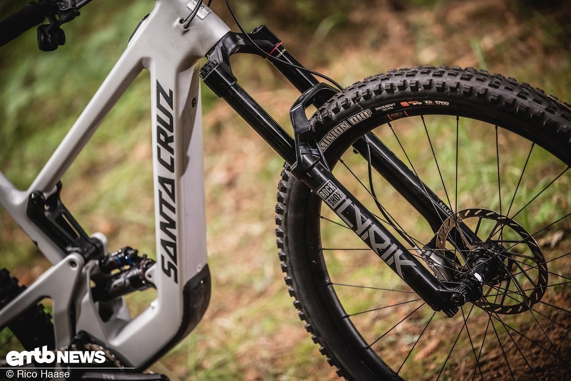 An der Front kommt eine RockShox Lyrik Select+ zum Einsatz.