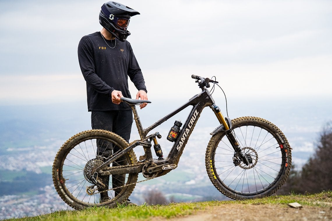 Du fährst mit Fullface-Helm, bergauf geht es eigentlich nur, um dann wilde Lines in den Berg zu carven – entweder mit Motor-Support, aber gerne auch mal mit Liftunterstützung?