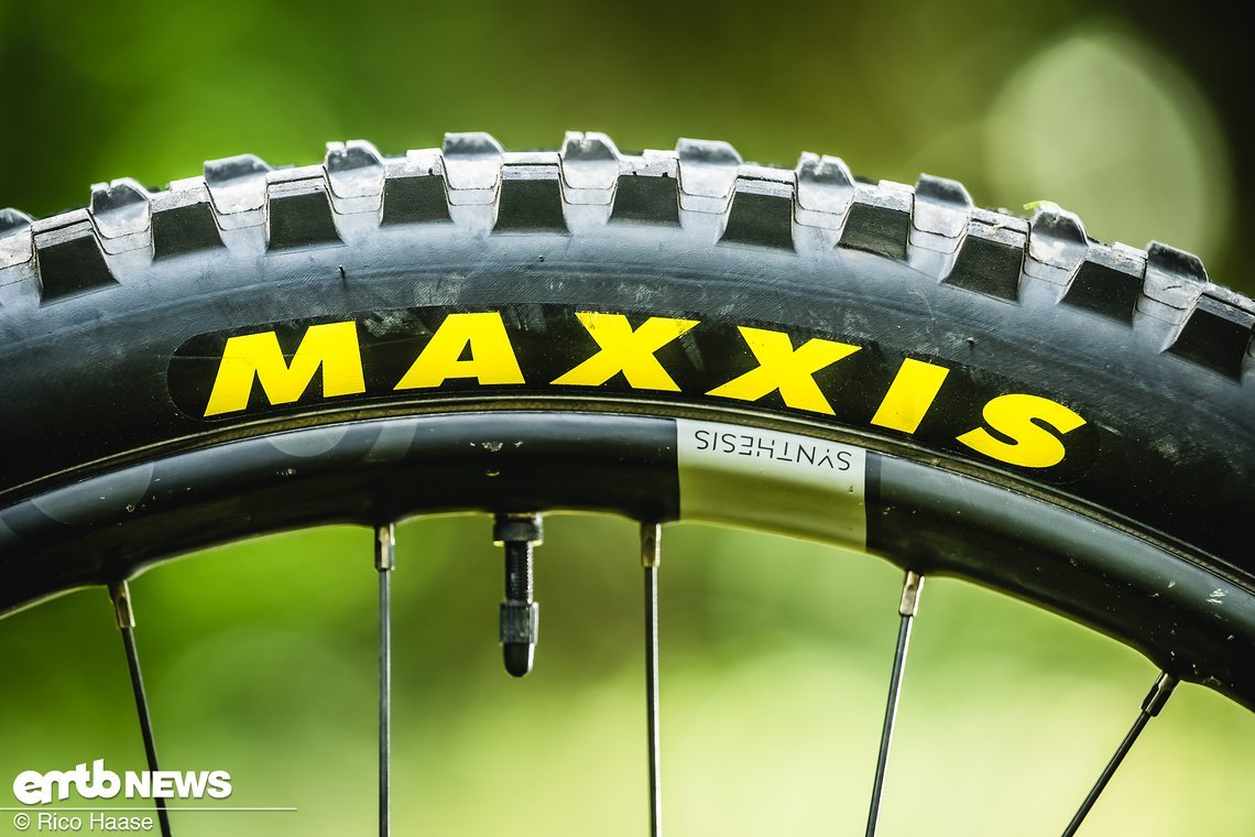 Bereift sind die Laufräder mit Reifen von Maxxis.