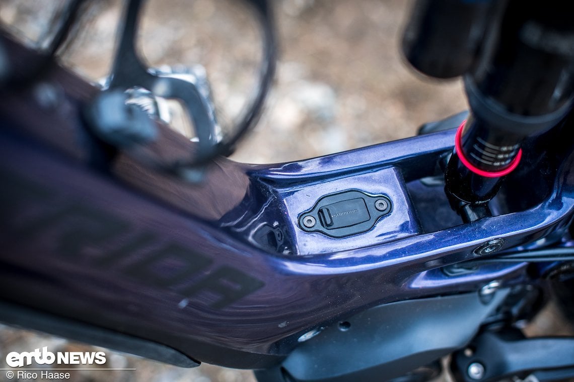 Die externe Ladebuchse mit Verschlusskappe liegt gut zu erreichen zentral im Bike-Rahmen.