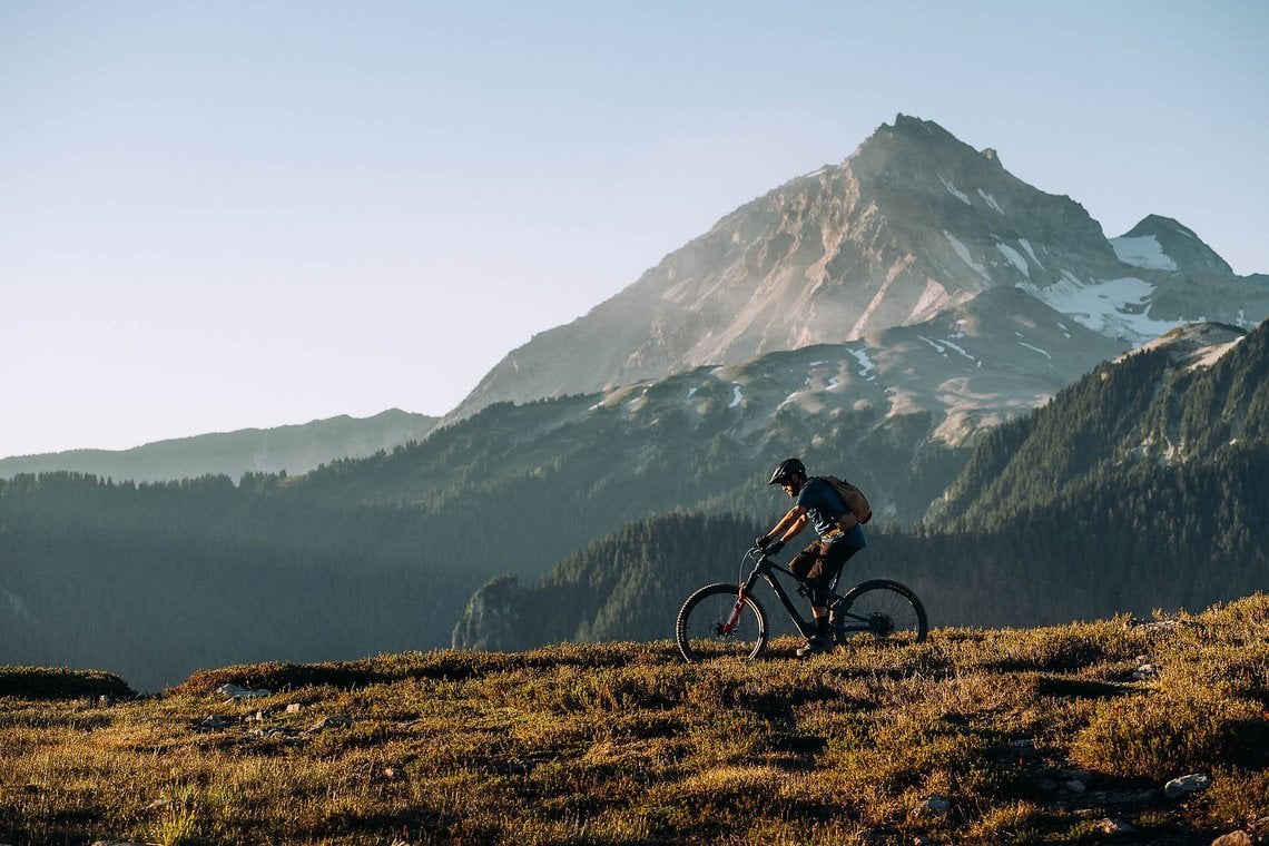 Wade Simmons, Freeride-Legende und Rocky-Team-Fahrer, hat Spaß mit dem neuen Instinct Powerplay.