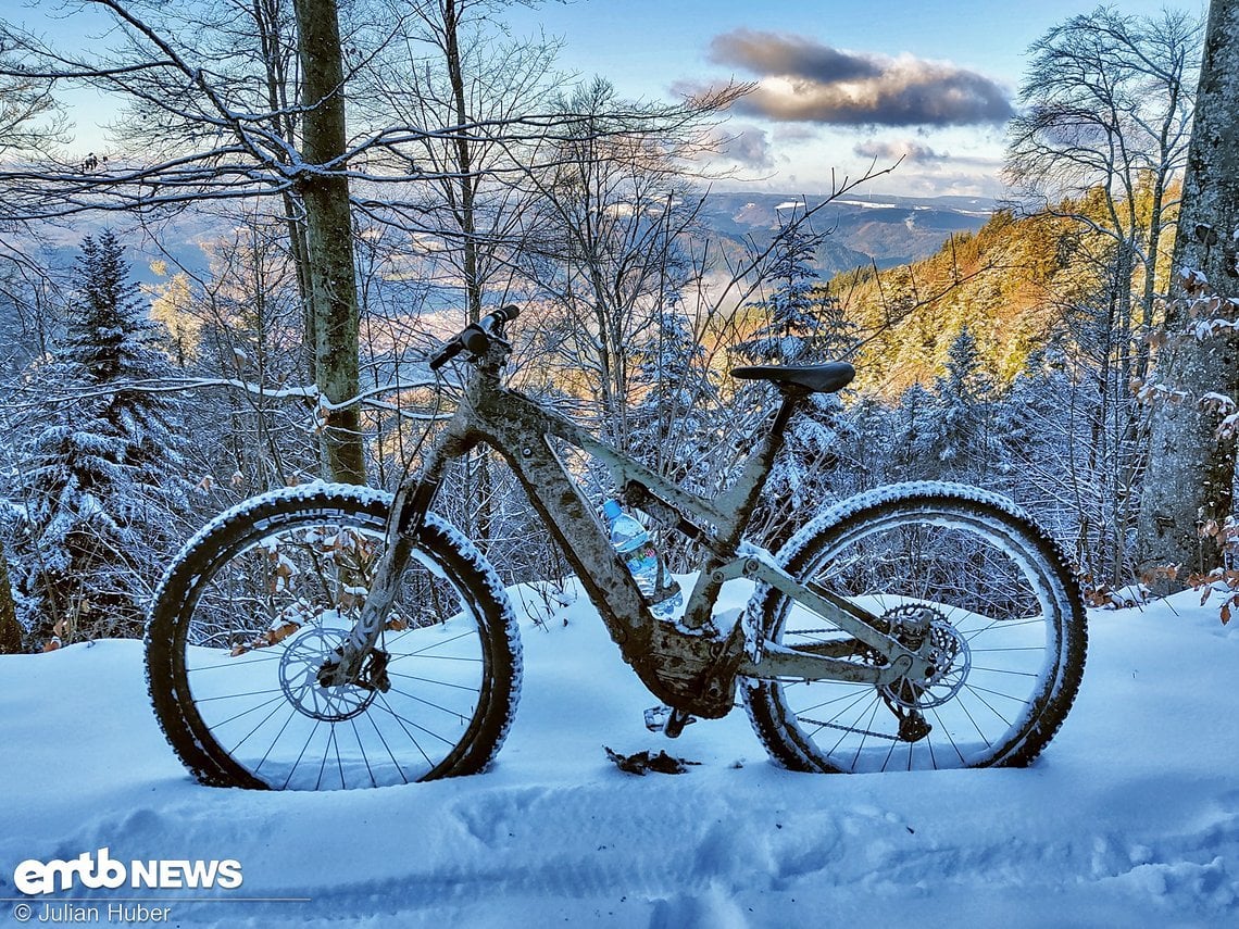 Solche Ausflüge durch den Schnee sind fast nur mit einem E-MTB zu schaffen.