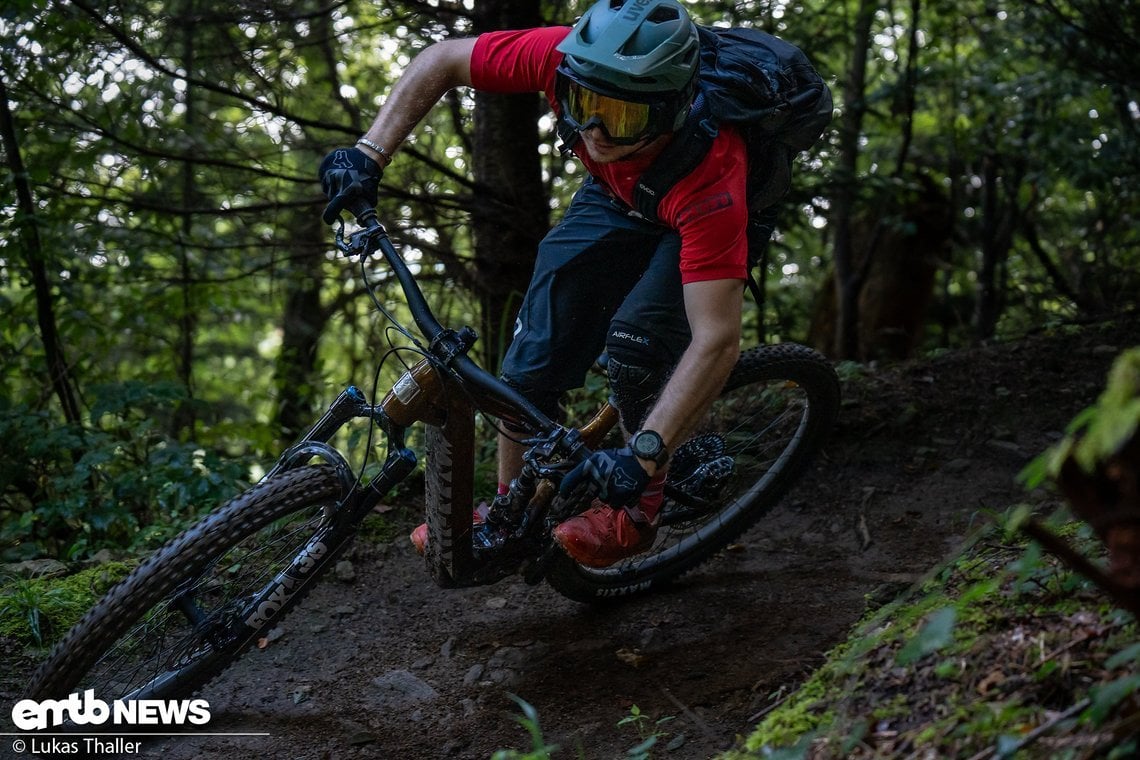 Dank des steilen Sitzwinkels bringt man bergauf ordentlich Druck auf's Pedal