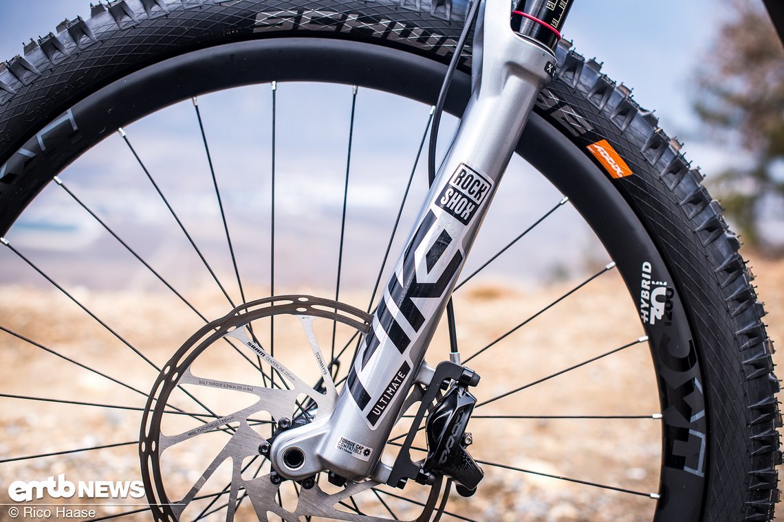 Mit der Pike Ultimate-Federgabel von RockShox bekommt das Vorderrad einen Spielraum von 140 mm.