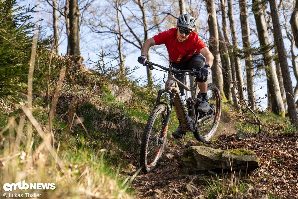 Nach der Eingewöhnungszeit an das mit 25,0 kg doch recht hohe Gewicht lässt sich das Bike mit etwas Nachdruck auch durch enge Kurven mit viel Geschwindigkeit drücken.