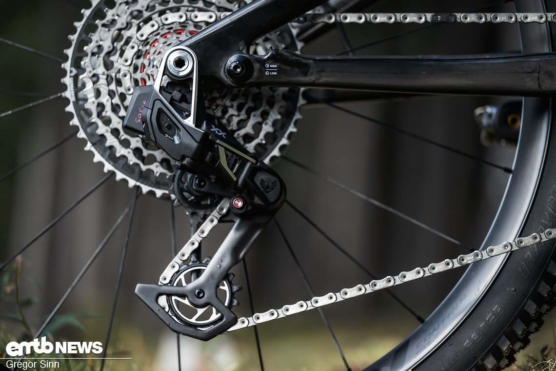 Am S-Works von Sofia kommen nur hochwertigste Parts zum Einsatz: SRAM XX Eagle AXS Transmission, ...