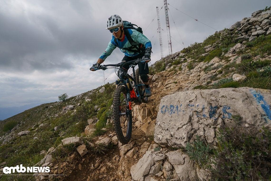 Auf dem Cabanelles – schroffe Steine prägen den Trail