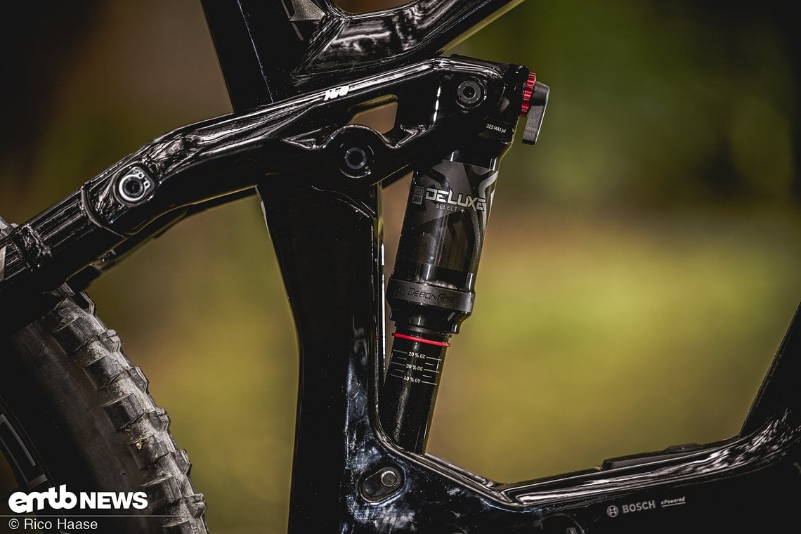 ... RockShox Deluxe-Dämpfer für Traktion und Komfort.