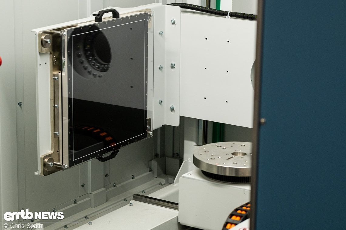 Ein eigener Computertomograf erleichtert es Canyon Fehler in Materialstrukturen zu entdecken.