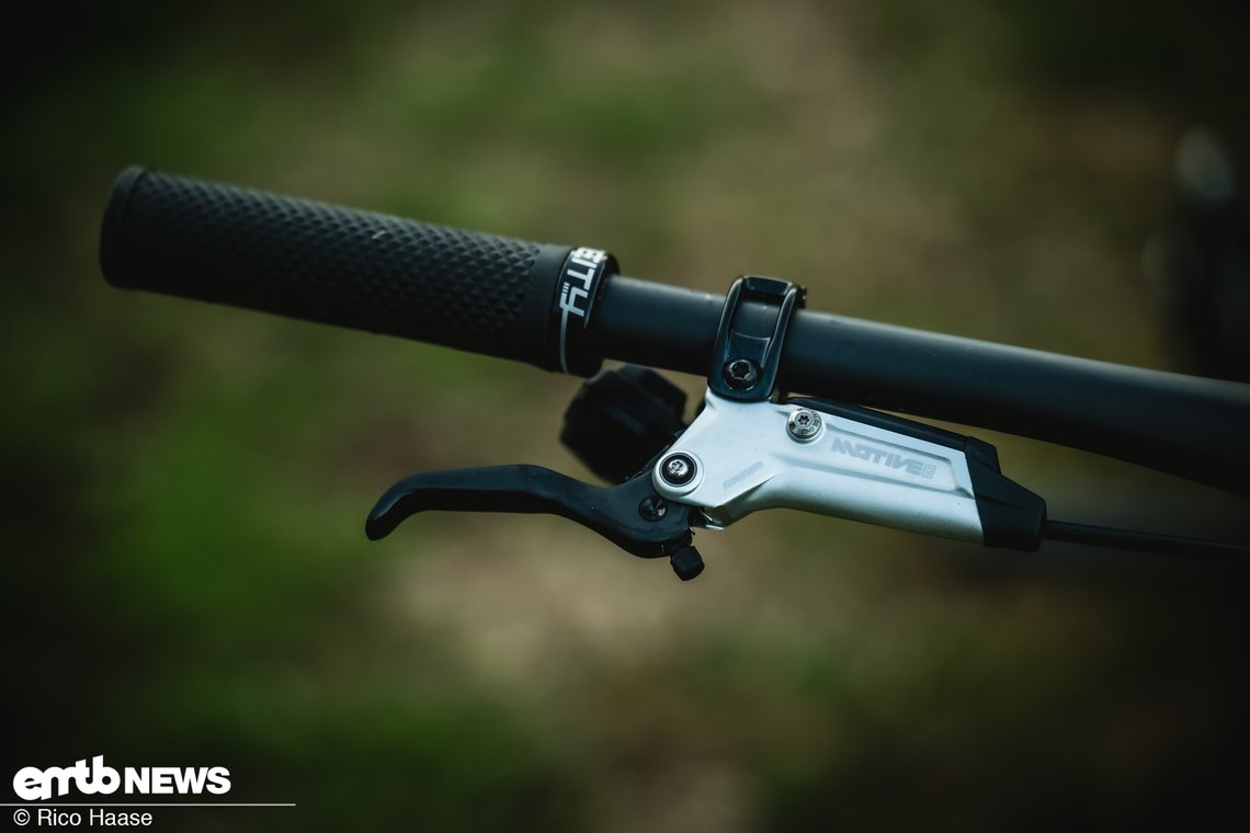 SRAM Motive-Bremsen sind technisch stimmig und bremsen gut, haben aber für mich nichts an einem schweren E-Bike zu suchen.