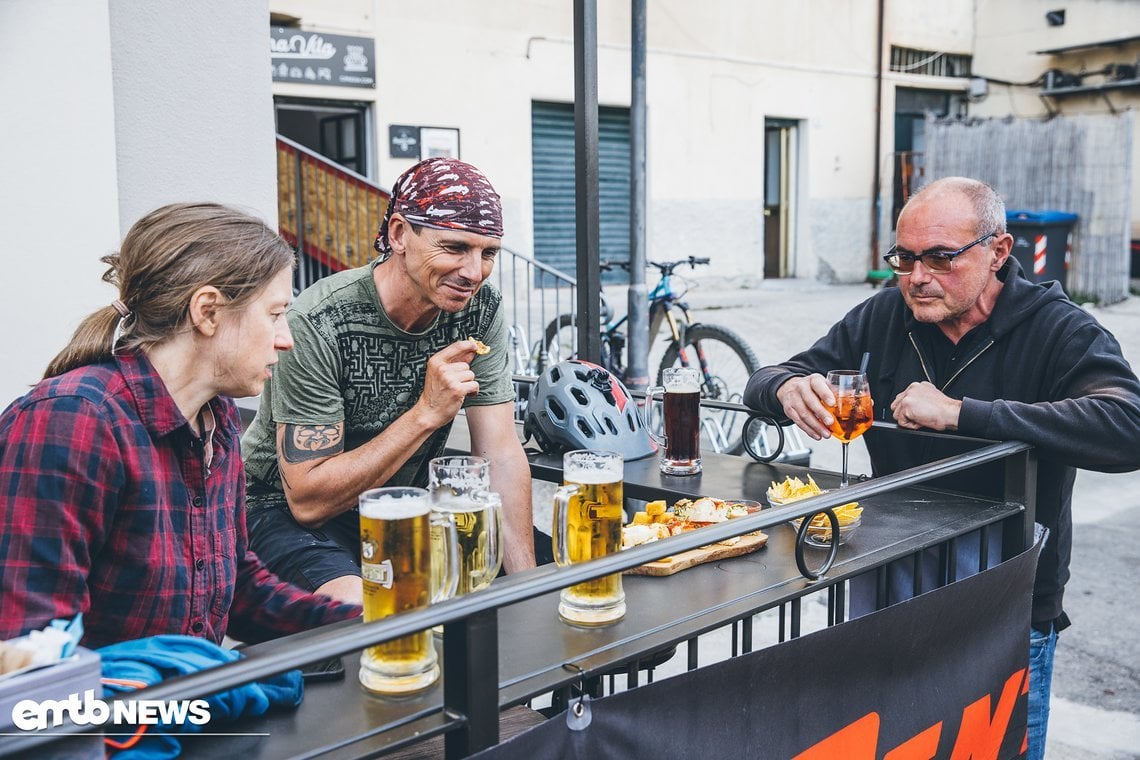 Après-Bike mit Après-Apero und n bisserl was zum Naschen.